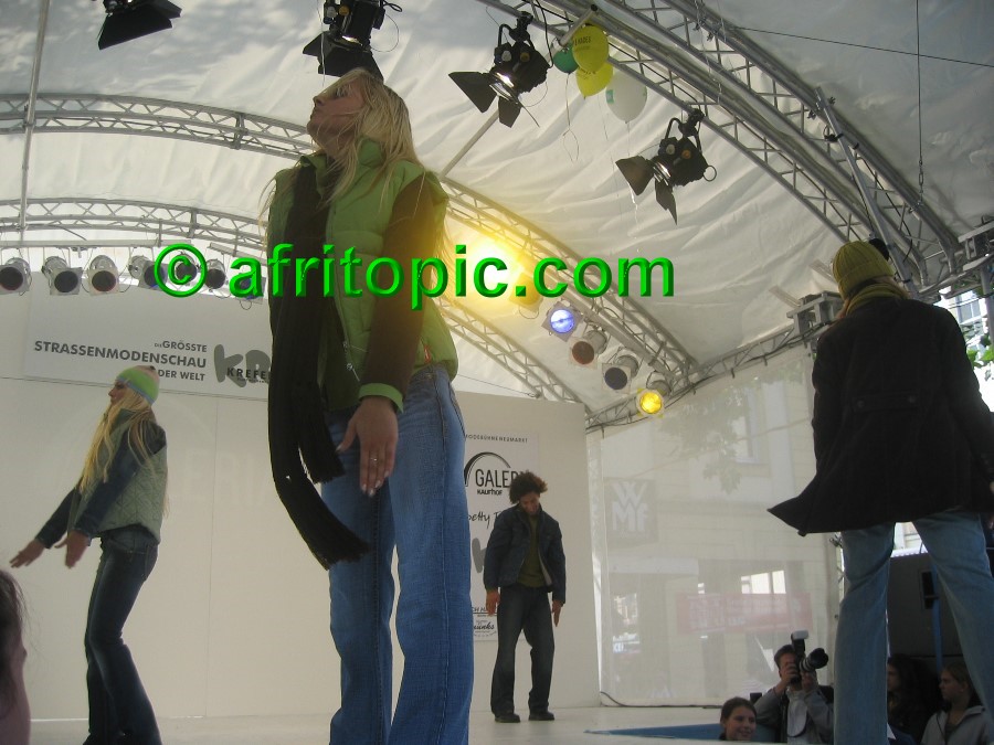 ../Images/Krefeld-Strssenmodenschau-2005 322.jpg